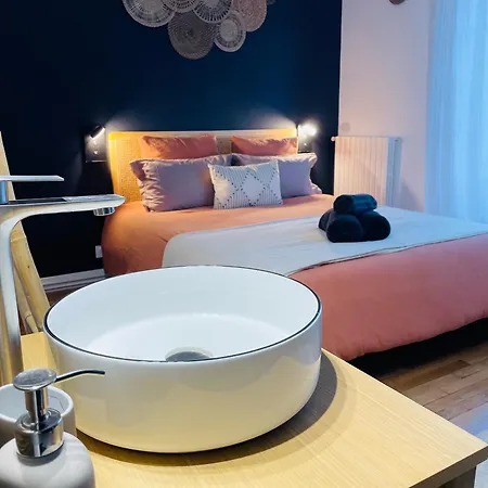 De Standing Hyper Centre Apartment