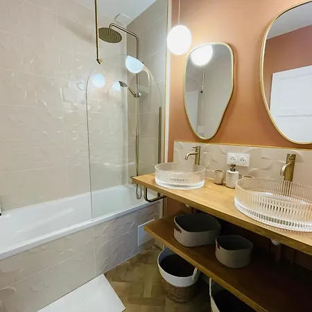 De Standing Hyper Centre Apartment *