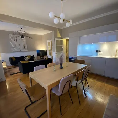 De Standing Hyper Centre Apartment *
