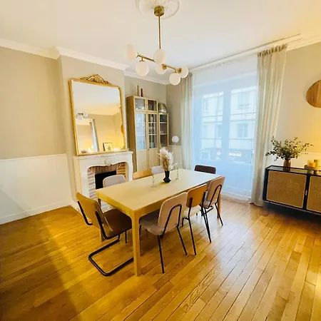 De Standing Hyper Centre Apartment