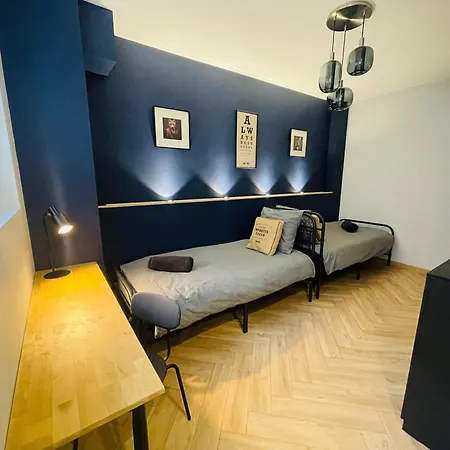 De Standing Hyper Centre Apartment