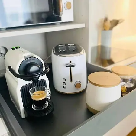 De Standing Hyper Centre Apartment