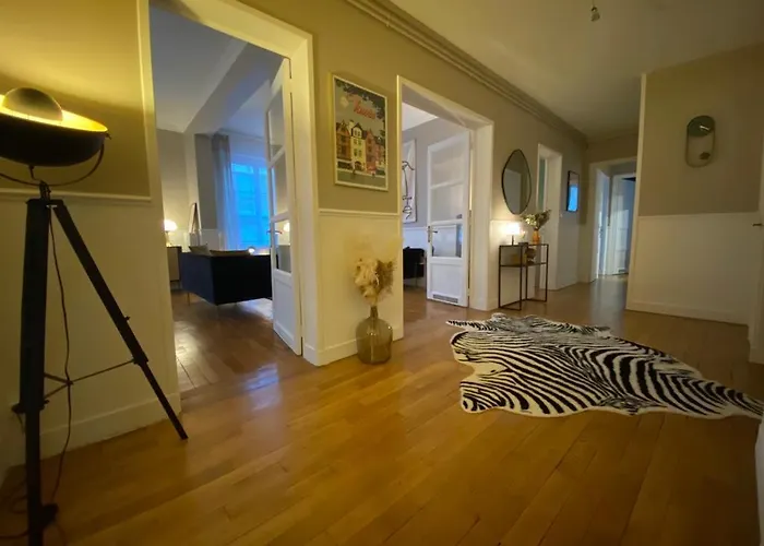 De Standing Hyper Centre Apartment Tours